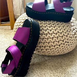 Doc Marten: platform sandals